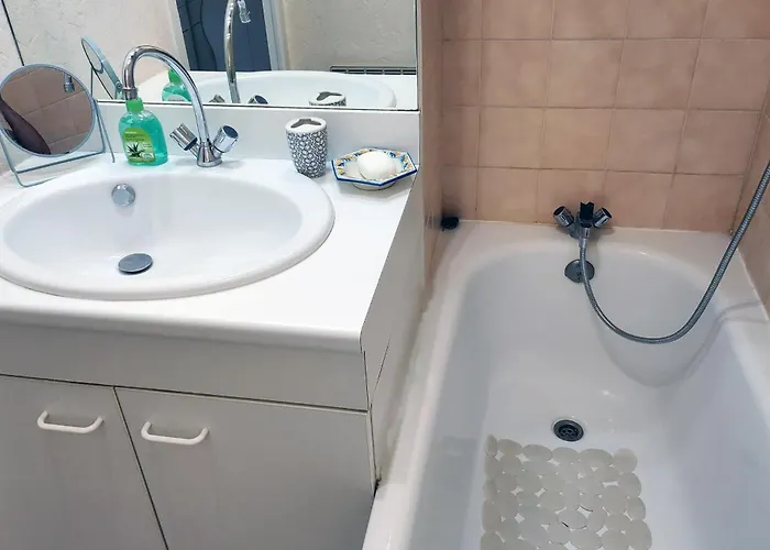 Just A Stone's Throw From The Sea Apartman