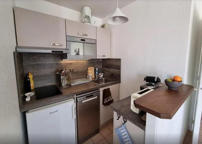 Just A Stone's Throw From The Sea Apartman